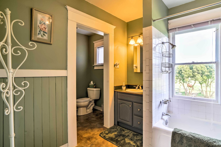 Bathroom 4, 'Bella Rose' Lovely Eureka Home Near Redwoods!, Humboldt