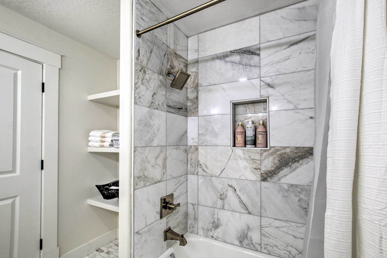 Bathroom 3, Cozy + Chic Abode ~ 11 Mi to Bloomington Lake, Bear Lake