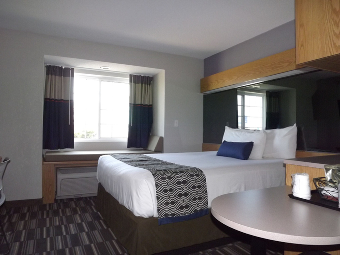 Bedroom 3, Microtel Inn & Suites by Wyndham Ames, Story