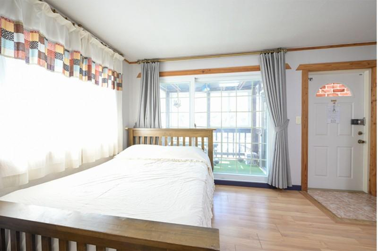 Bedroom 2, Seokmodo Jangguneomeo Pension, Ganghwa