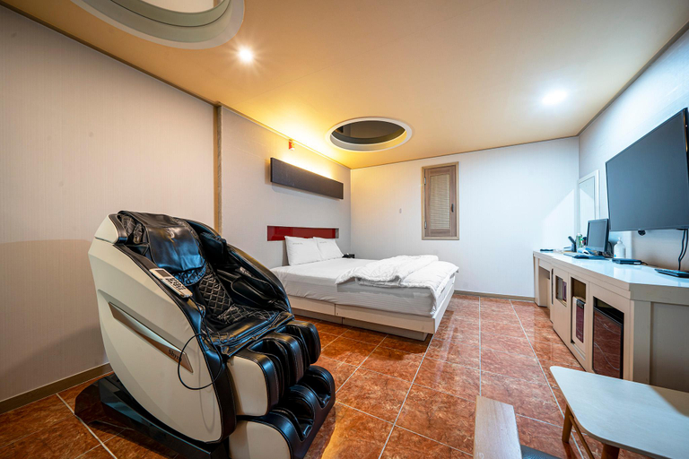 Bedroom 2, Pohang Daejam-dong Evian 1 Parking per 1 Room Self Check-in Hotel, Pohang