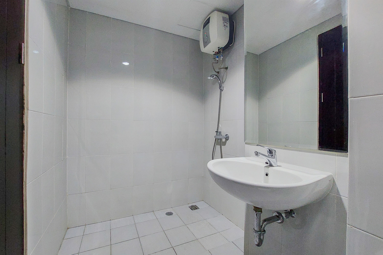 Bathroom 5, Homey and Best Choice Studio 16th Floor Casa De Parco Apartment By Travelio, Tangerang