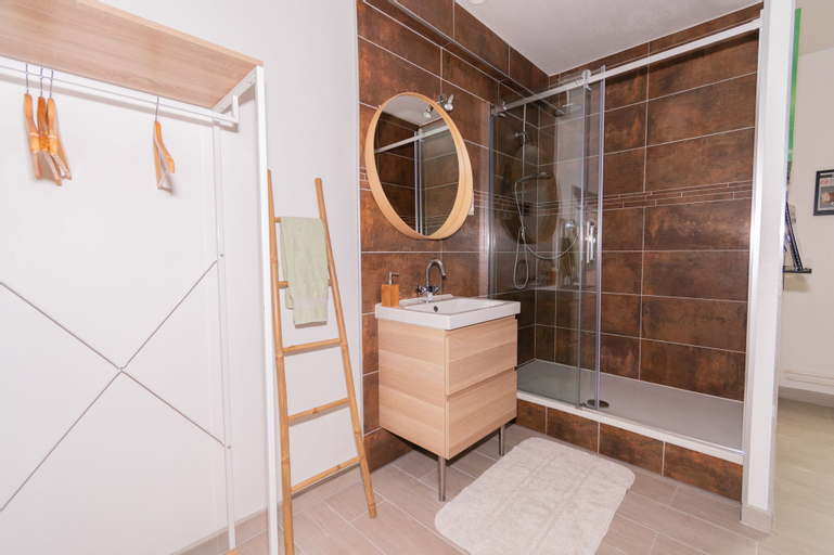 Bathroom 14