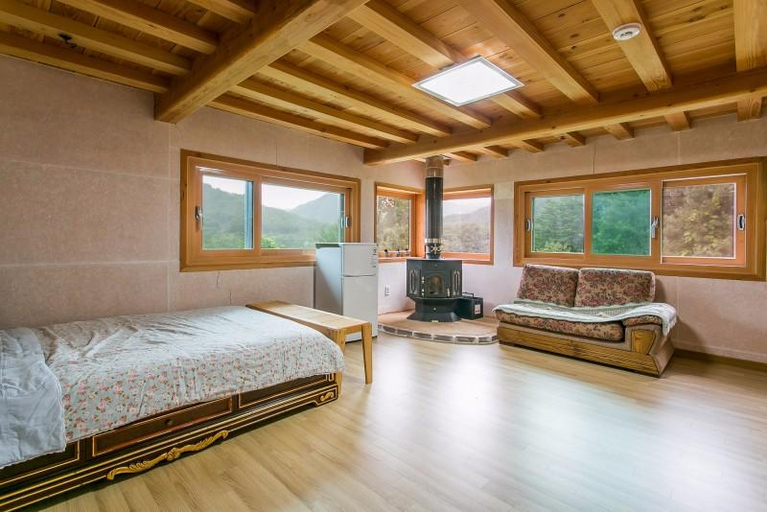 Bedroom 2, Youngwol Dudeokgol Hyu Pension, Yeongwol