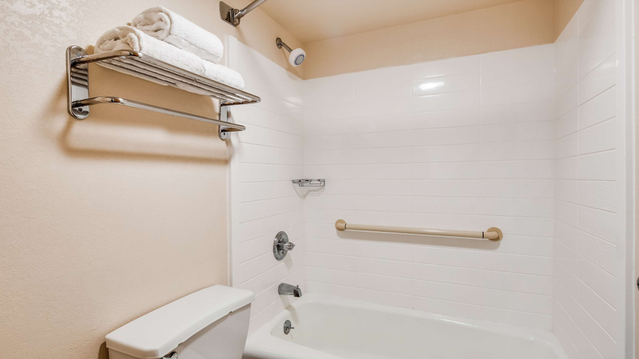 Bathroom 4, Best Western Inn & Suites of Macon, Bibb