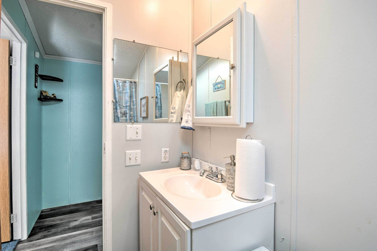 Bathroom 4, Houghton Lake Area Home w/ Fire Pit & Yard!, Roscommon