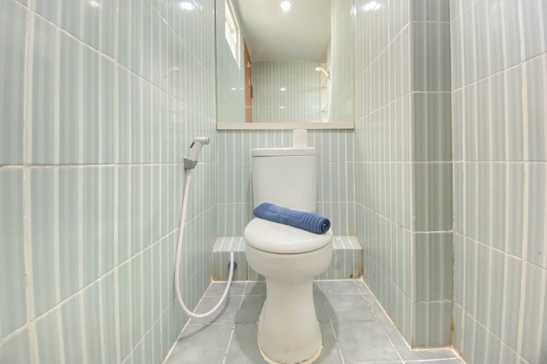 Bathroom 5, Fancy and Nice 2BR at Cinere Resort Apartment By Travelio, Depok