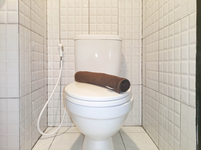 Bathroom 5, Cozy Studio Room at De Prima Apartment By Travelio, Medan