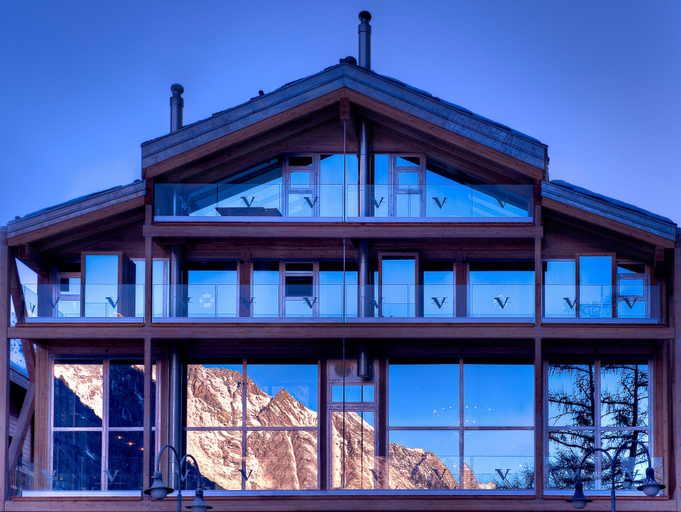 Exterior & Views