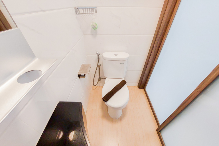 Bathroom 5, Nice Design and Minimalist Studio at Sky House BSD Apartment By Travelio, Tangerang Selatan