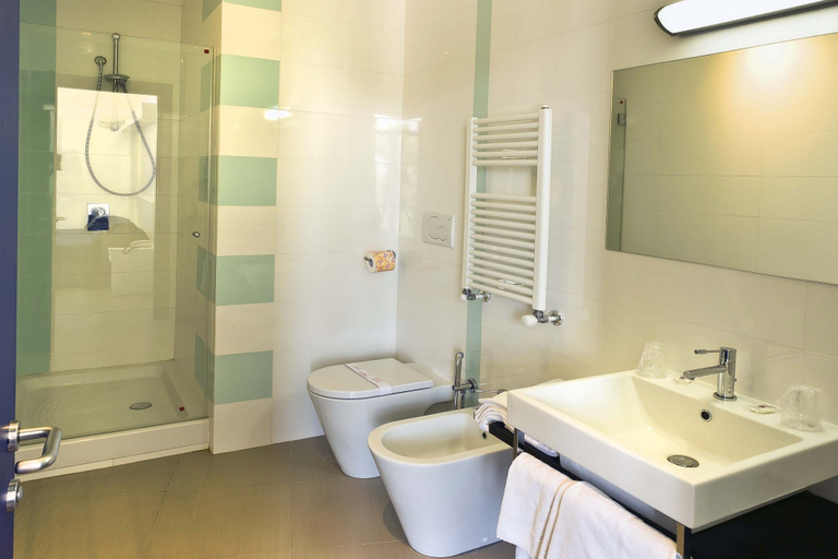 Bathroom 4, Hotel Eden, Napoli