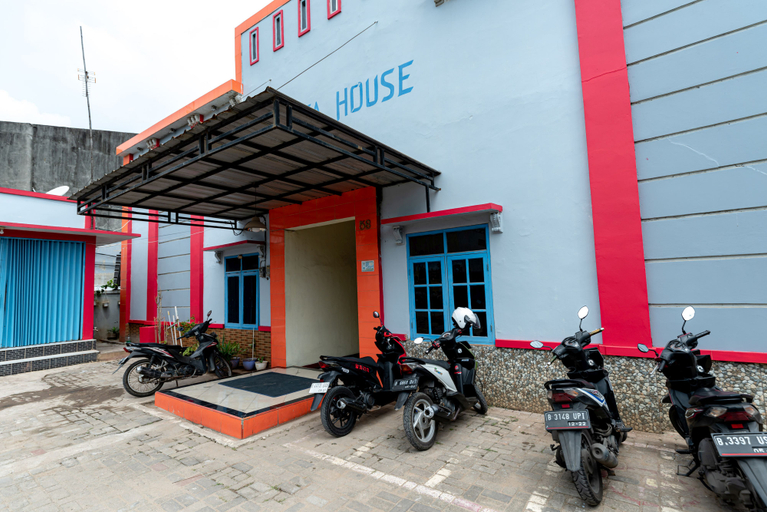 Exterior & Views 2, RedDoorz near Kelapa Gading, North Jakarta