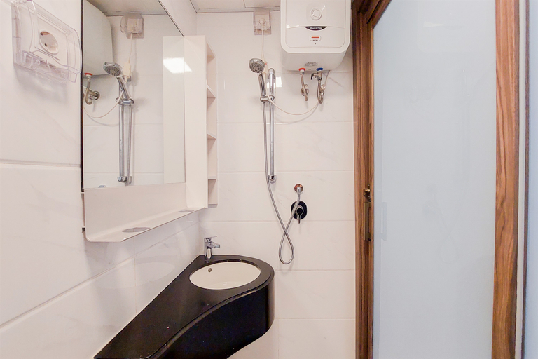 Bathroom 5, Cozy and Nice Studio Apartment at Sky House BSD By Travelio, Tangerang Selatan