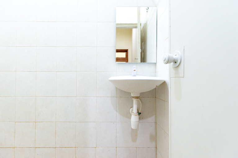 Bathroom 3, RedDoorz near Kelapa Gading, North Jakarta