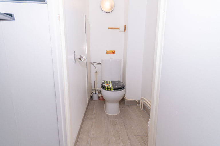 Bathroom 15