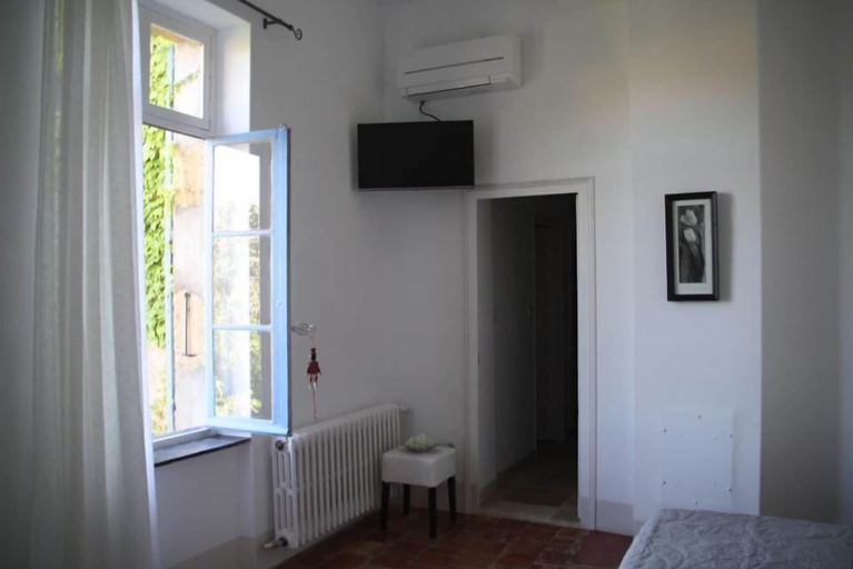 Bedroom 5, Aux Pots Bleus, Hérault