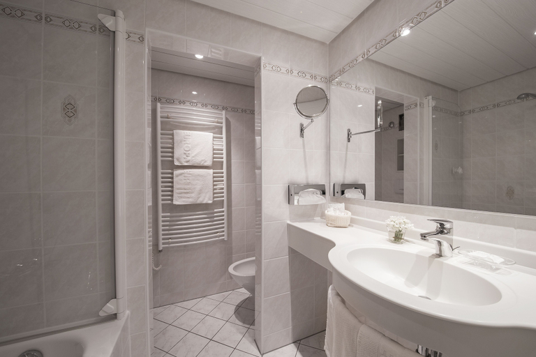 Bathroom 5, Hotel Europa Suites, Maloja