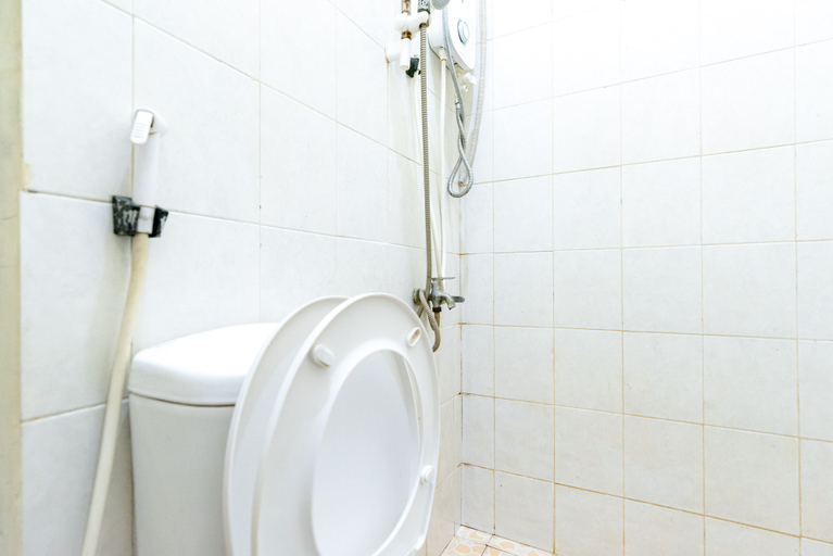 Bathroom 5, RedDoorz near Kelapa Gading, North Jakarta