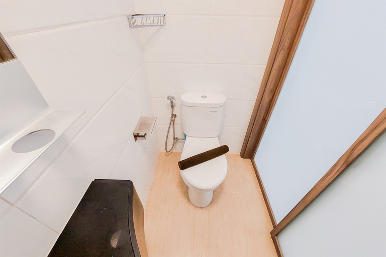 Bathroom 5, Fancy and Nice Studio at 20th Floor Sky House BSD Apartment By Travelio, Tangerang Selatan
