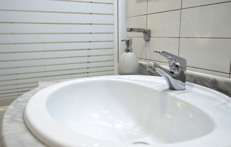 Bathroom 5, Market Place I, Porto