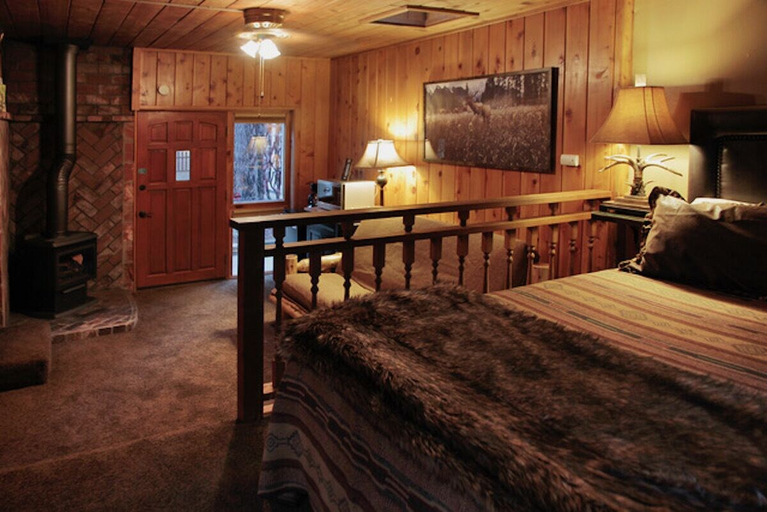 Bedroom 2, Silver Pines Lodge, Riverside