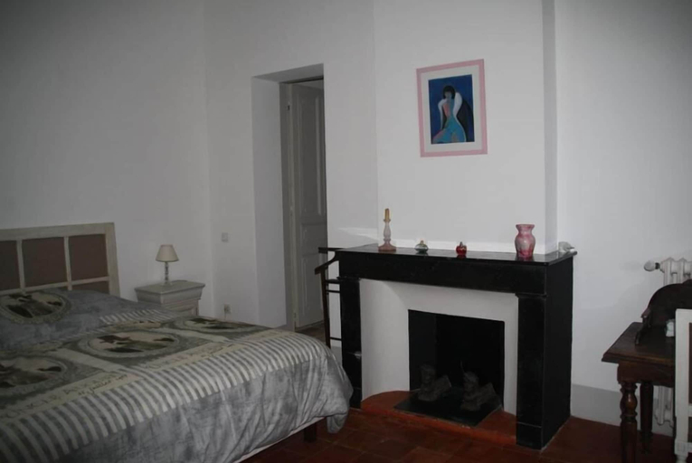 Bedroom 4, Aux Pots Bleus, Hérault
