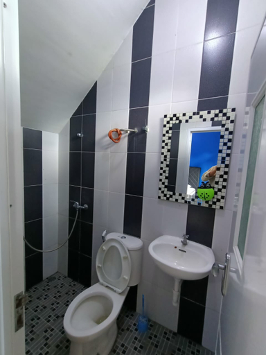 Bathroom, Villa Kota Bunga Santorini Puncak with Swimming Pool by Nimmala, Bogor
