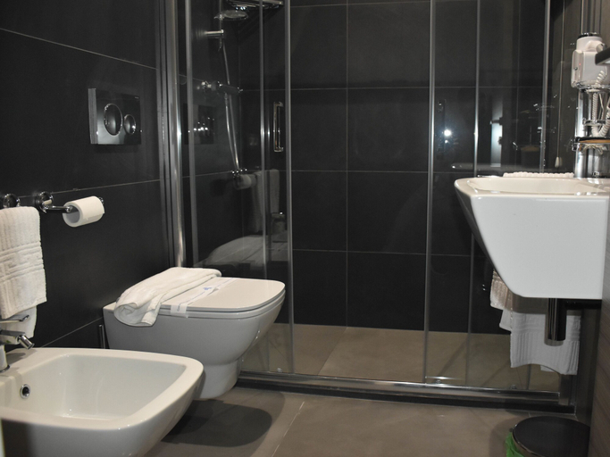 Bathroom 4, La Sosta Motel, Matera