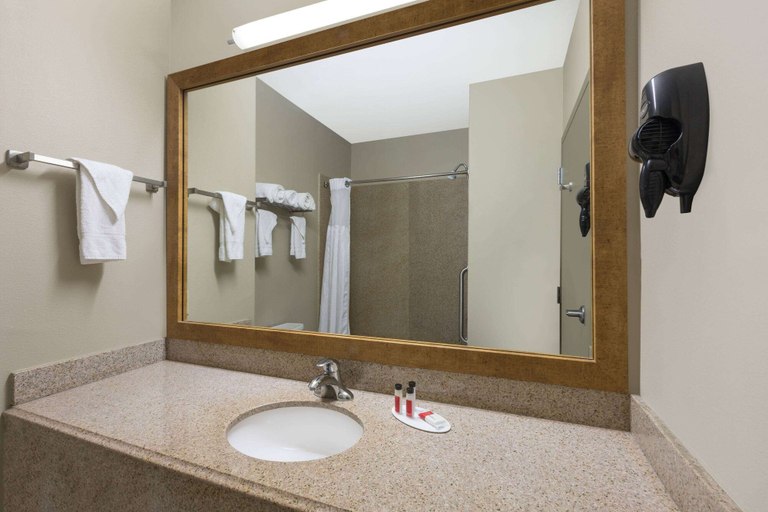 Bathroom 5, Baymont by Wyndham Columbus, Colorado