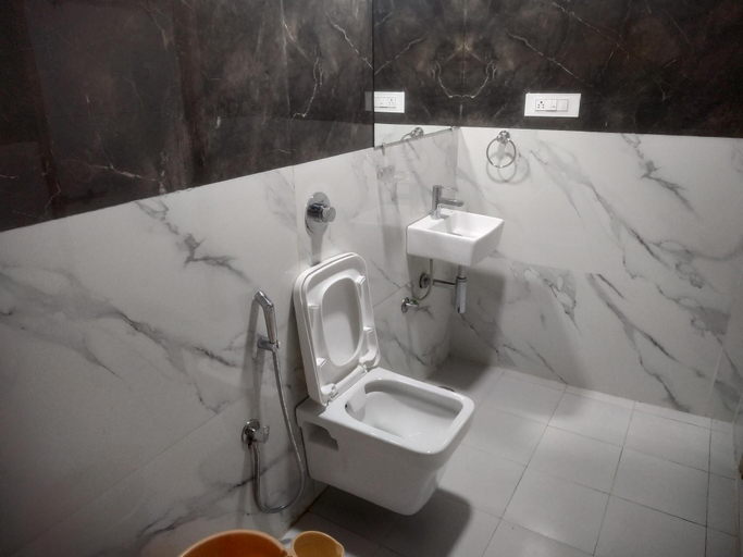 Bathroom 2, Hotel Krishna Villa, Sirohi