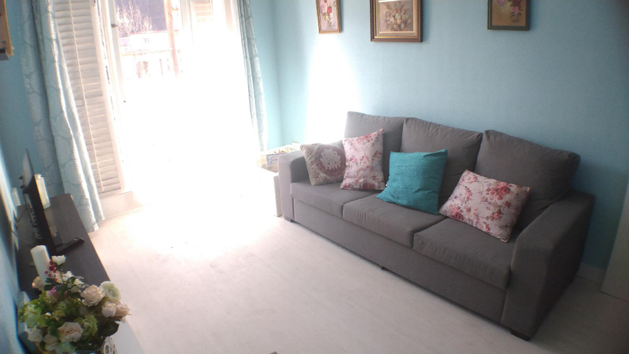 3, Sunny And Newly Renovated Apartment Large Balcony, Barcelona