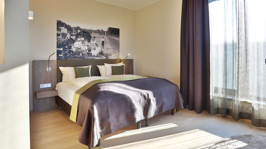 Bedroom 3, The Green, Köln