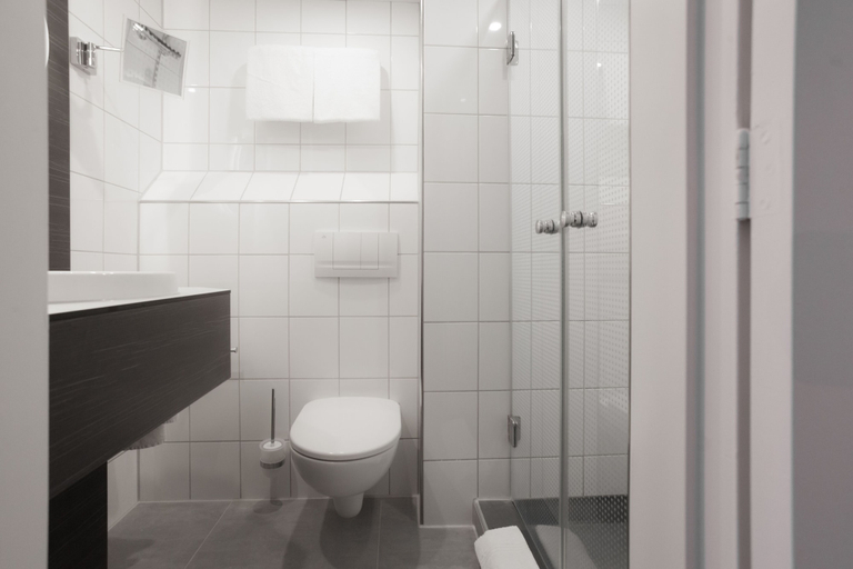 Bathroom 5, ibis Styles Den Haag Scheveningen, Den Haag