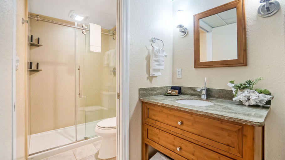 Bathroom 5, Glunz Ocean Beach Hotel & Resort, Monroe