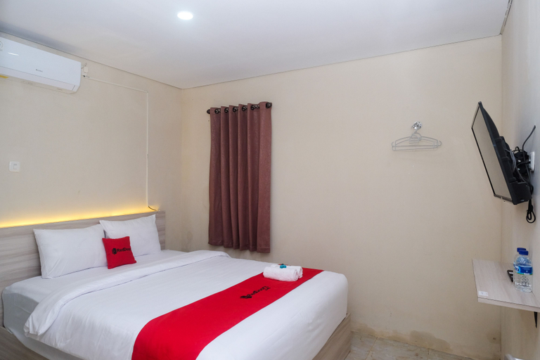 Bedroom 1, RedDoorz Plus near RS JIH Solo, Solo