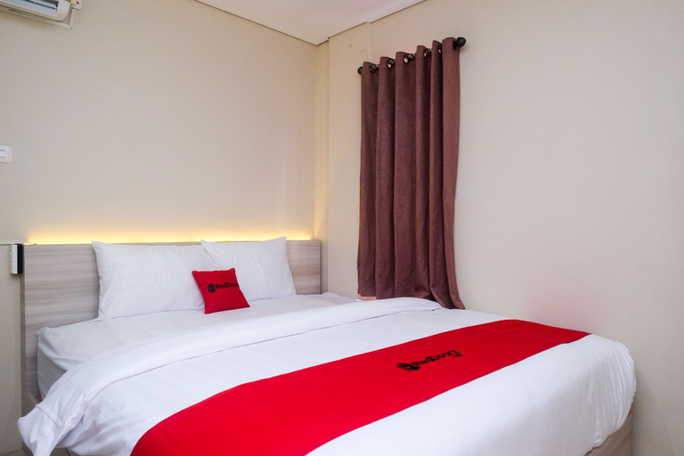 Bedroom 2, RedDoorz Plus near RS JIH Solo, Solo