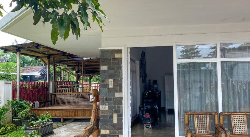 Exterior & Views 1, Hostel Wees een Kind, Malang