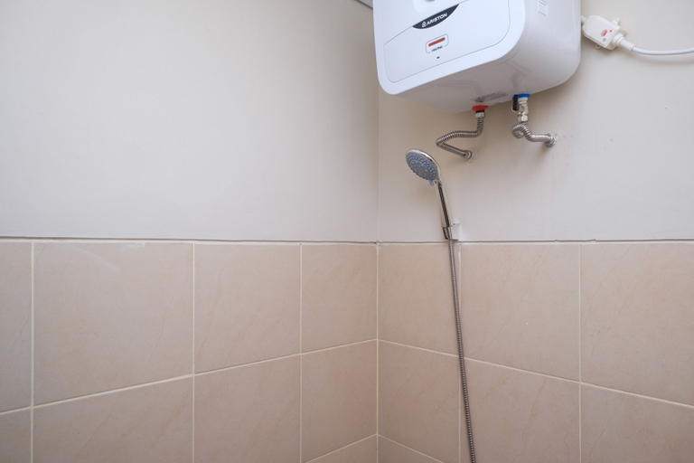 Bathroom 3, RedDoorz Plus near RS JIH Solo, Solo
