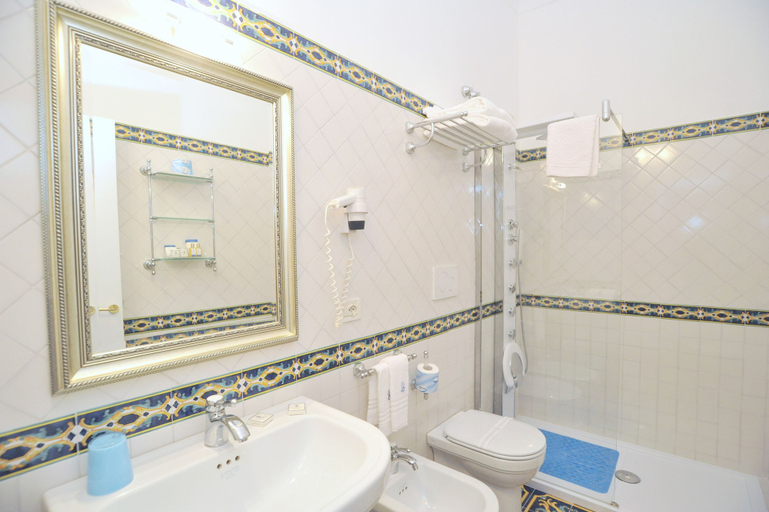 Bathroom 5, Hotel Belvedere, Salerno