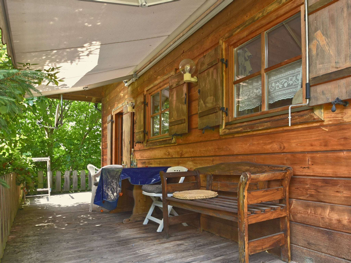 Vintage Holiday Home in Grafenried with Garden, Regen