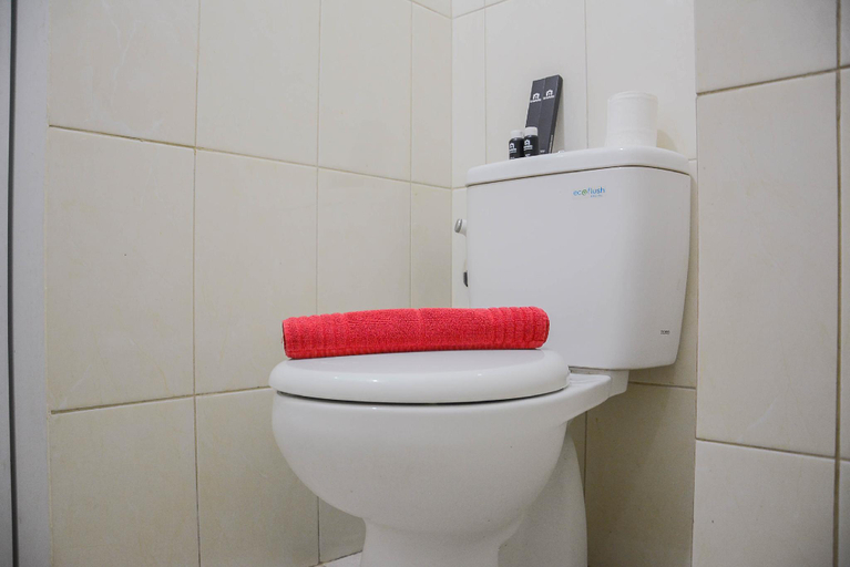 Bathroom 2, Homey Studio The Springlake Summarecon By Travelio, Bekasi