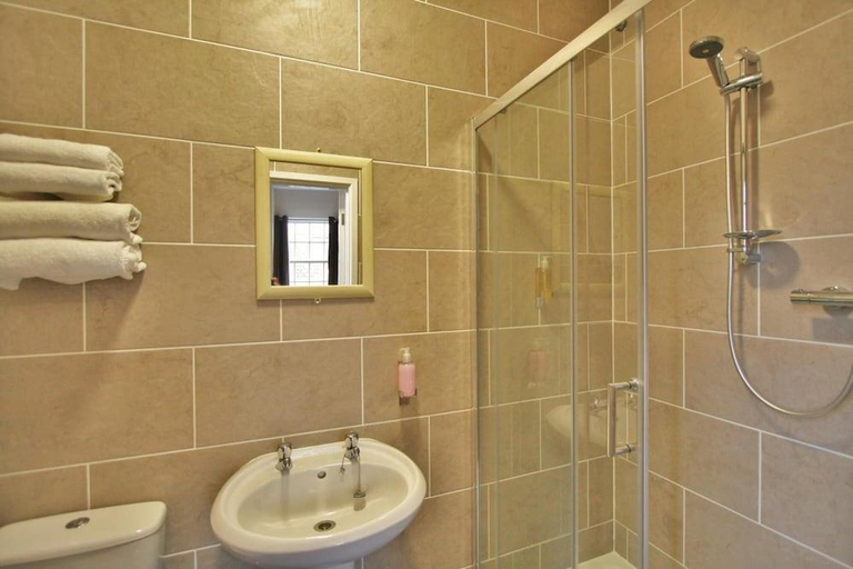 Bathroom, Central Hotel Gloucester by RoomsBooked, Gloucestershire