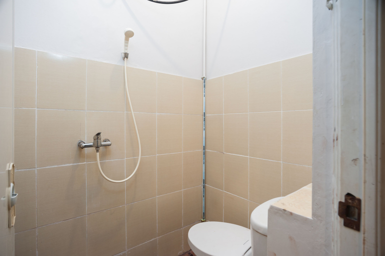 Bathroom 5, RedDoorz Syariah near Taman Air Mancur Bogor, Bogor