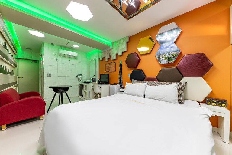 Bedroom 3, Gwangju Sansudong Hwangto, Buk