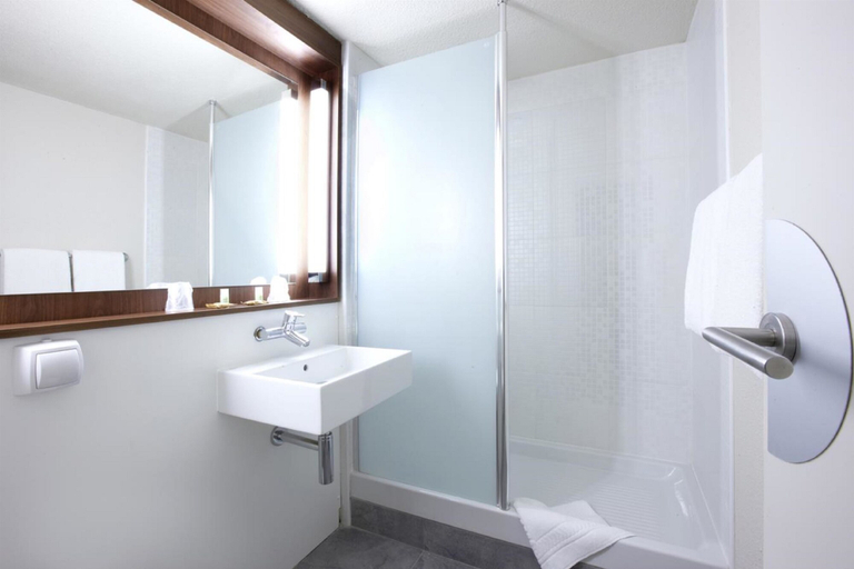 Bathroom 4, Campanile Chartres, Eure-et-Loir