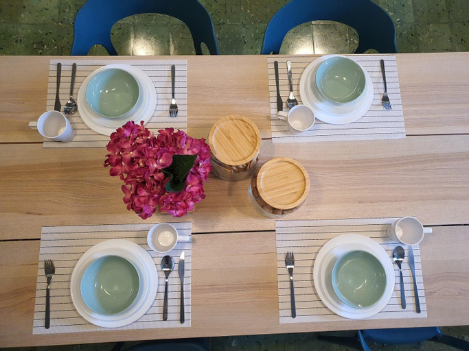 Food & Drinks, Room for 3 @ Burma Rd Georgetown (shared bathroom), Penang Island