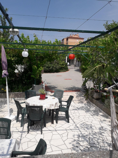 Food & Drinks 4, The apartment is on the ground floor - 1 entire floor 110 m2, Lopar/Supetarska Draga