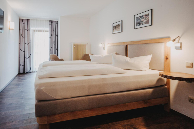 Bedroom 3, Seehotel zur Post, Miesbach