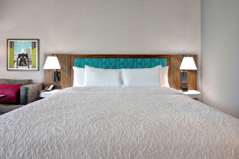 Bedroom 3, Hampton Inn & Suites Deptford, Gloucester