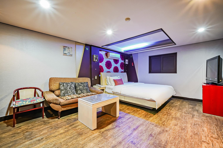 Bedroom 2, Busan Nampodong Cannes, Jung